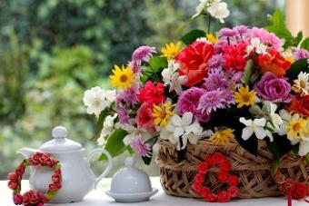 Как сохранить срезанные цветы дольше: советы и рекомендации Как правильно ставить цветы в воду